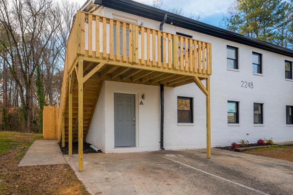 Serene And Spacious 2Br With Parking Durham Exterior photo